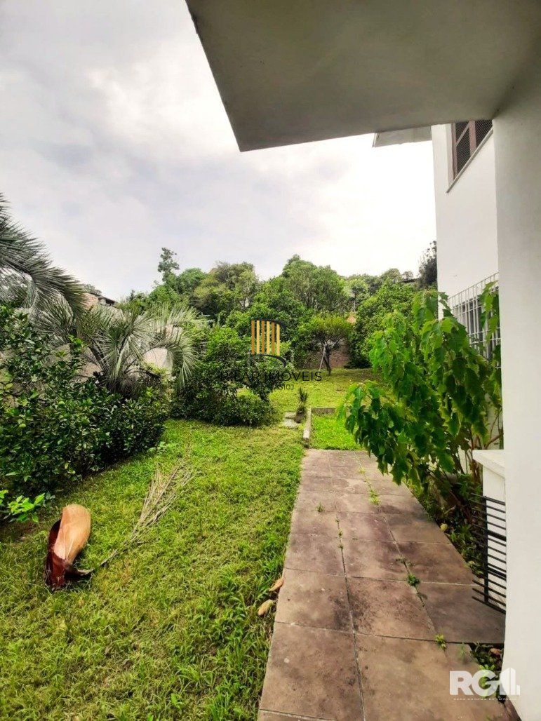 Casa com 351,60m2 de área construída em propriedade de 743m2 no Bairro Jardim Carvalho.