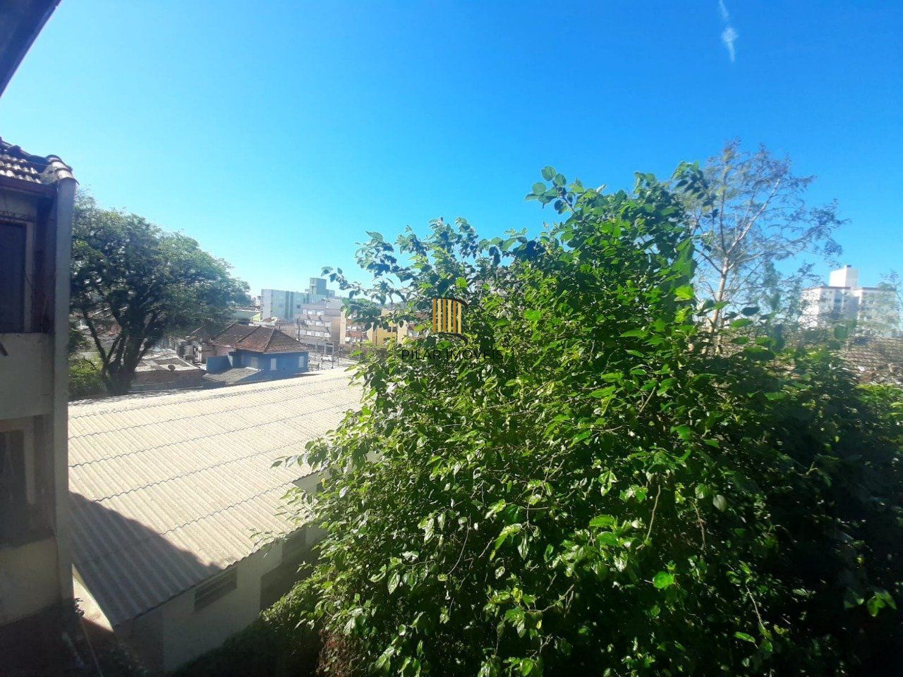 Apartamento 2 dormitórios, com dependência, de frente a fundos, com sacada, bair