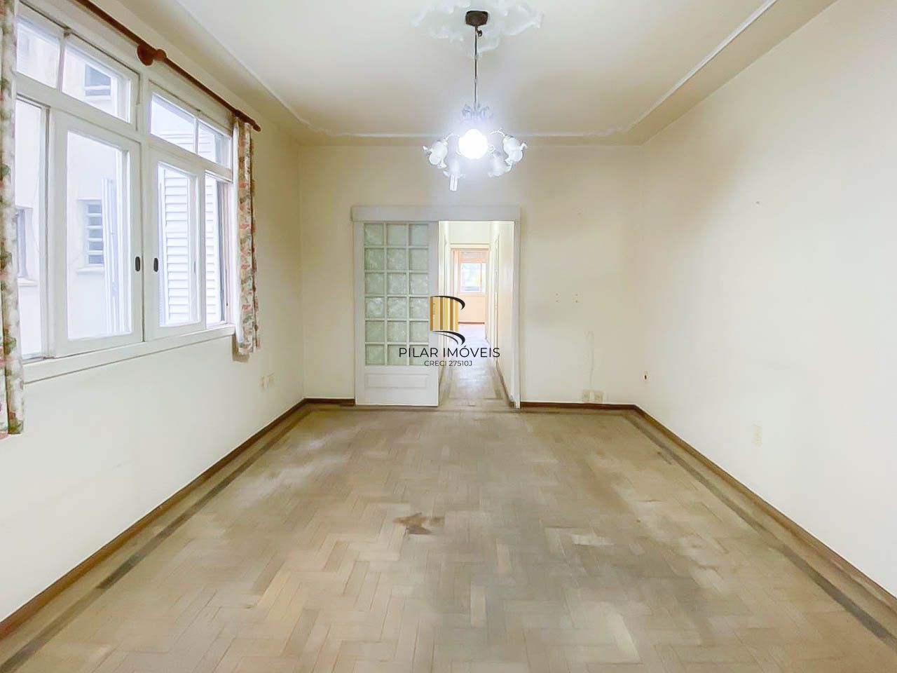 Apartamento amplo de 3 dormitórios, ensolarado, com portaria 24h próximo à UFRGS