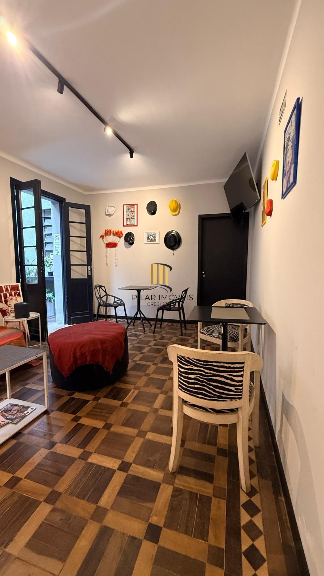 Prédio na Andre da Rocha com garagem