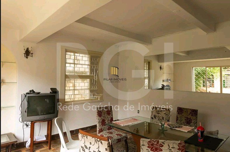 Casa para Venda - 210m², 4 quartos, sendo 1 suites, 4 vagas - Petrópolis