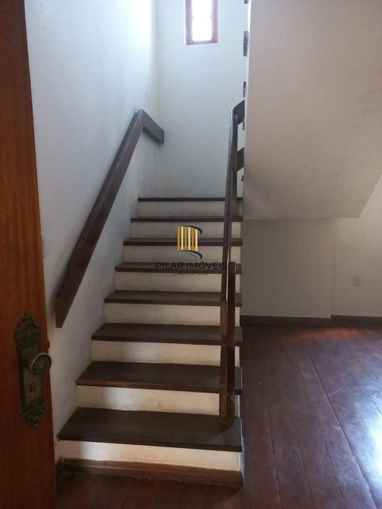 Casa 4 dormitórios, com sacada e amplo terraço