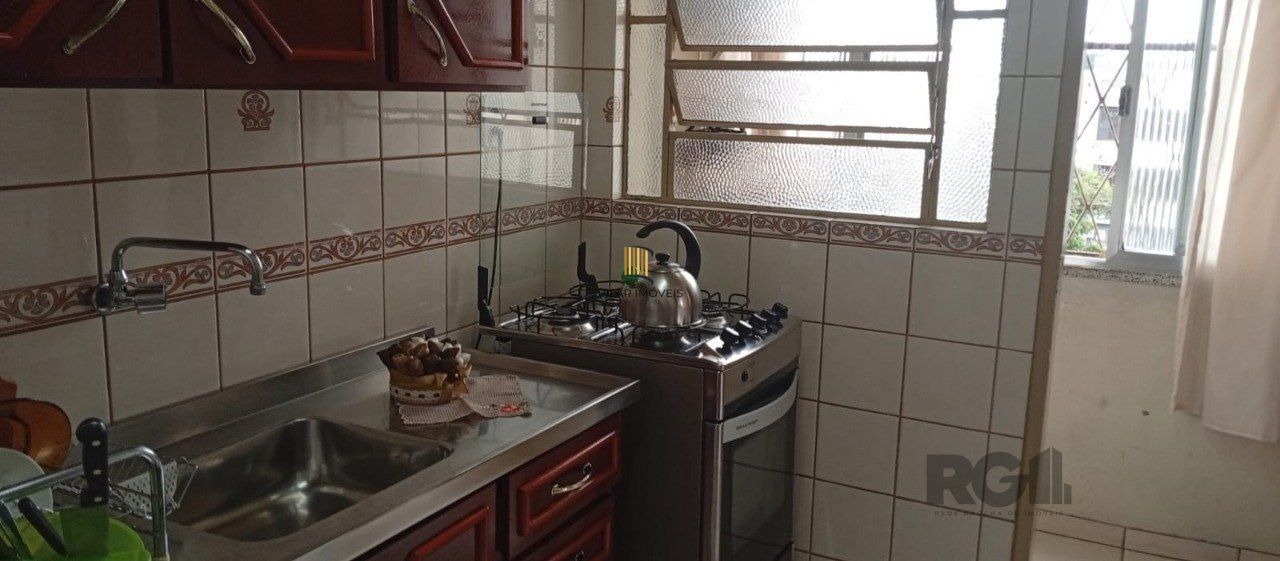Apartamento de 02 dormitórios, de frente com elevador bairro Partenon- Porto Ale