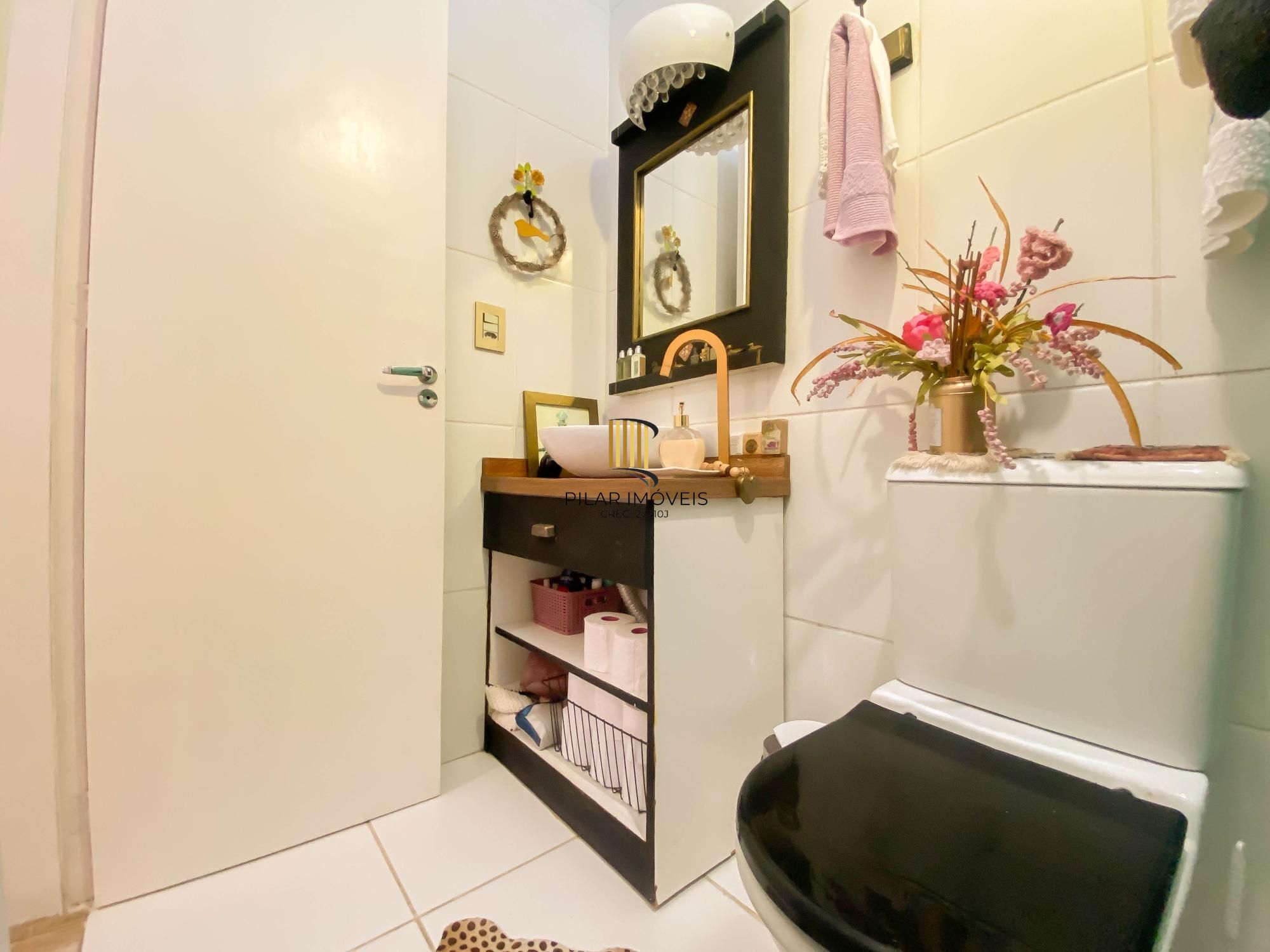 Casa semi-mobiliada à venda em condomínio fechado com 3 dormitórios e suíte