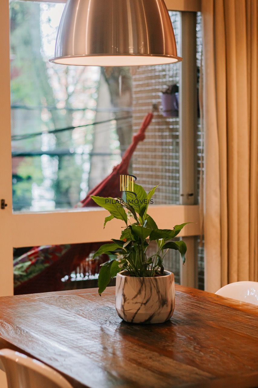 Apartamento 2 Dorm (1 Suíte) com 2 Banheiros, Vaga e Varanda – 87m² na Floresta