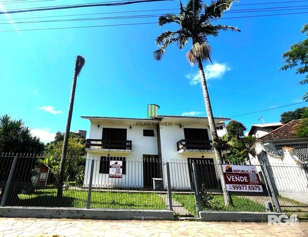 Casa com 351,60m2 de área construída em propriedade de 743m2 no Bairro Jardim Carvalho.