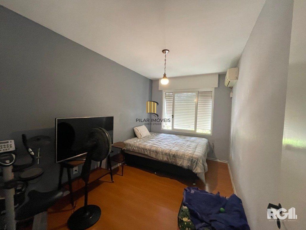Apartamento de 2 dormitórios sendo um com sacada e garagem para 2 carros.