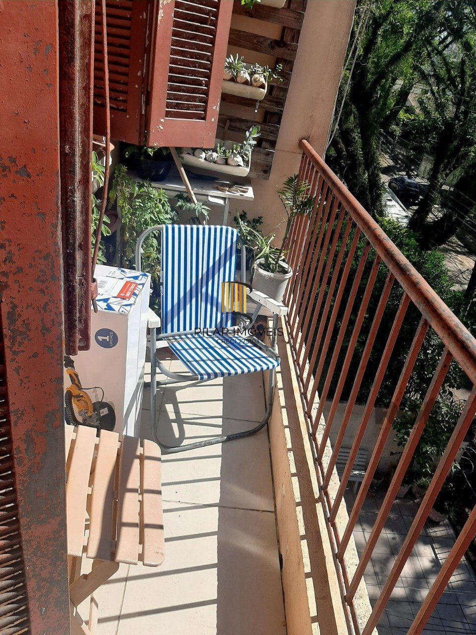 Apartamento 2 dormitórios, com dependência, de frente a fundos, com sacada, bair