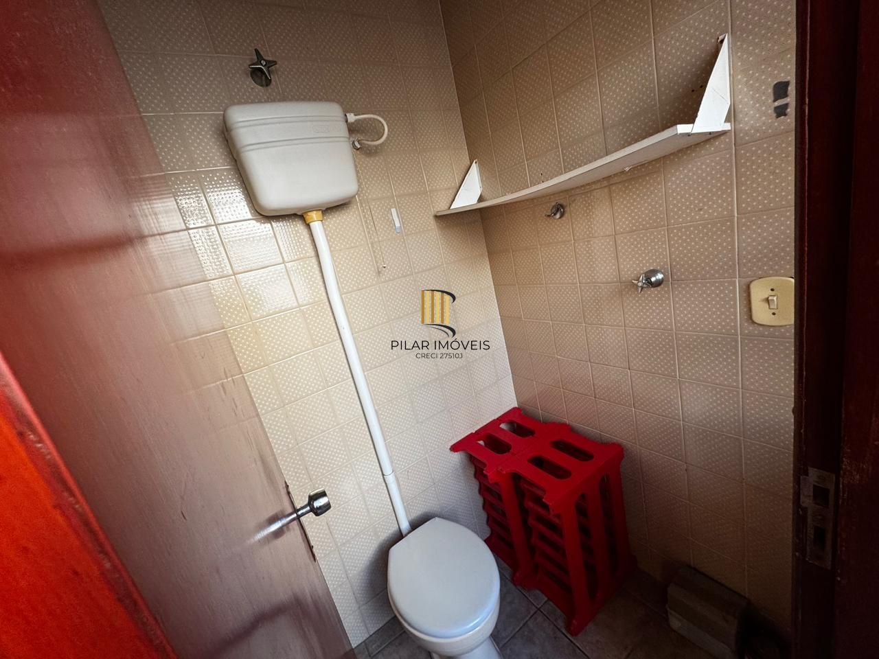 Apartamento no Centro Histórico de Porto Alegre – 2 dormitórios e 2 banheiros, dependência e elevador.