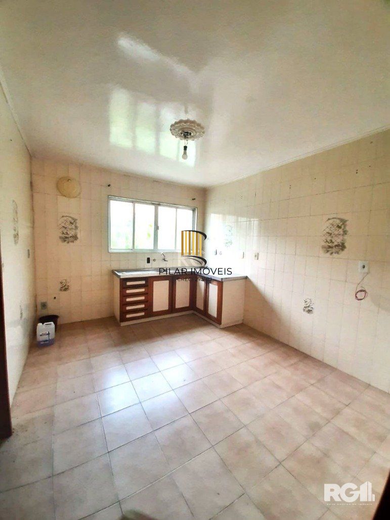 Casa com 351,60m2 de área construída em propriedade de 743m2 no Bairro Jardim Carvalho.