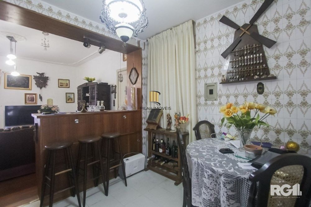 Apartamento de 2 dormitórios em ótima localização na Av. Cristovao colombo.