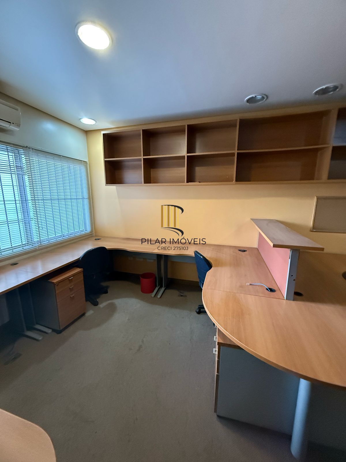 Sala comercial duplex com 71m², 2 banheiros e mobiliada na Cidade Baixa