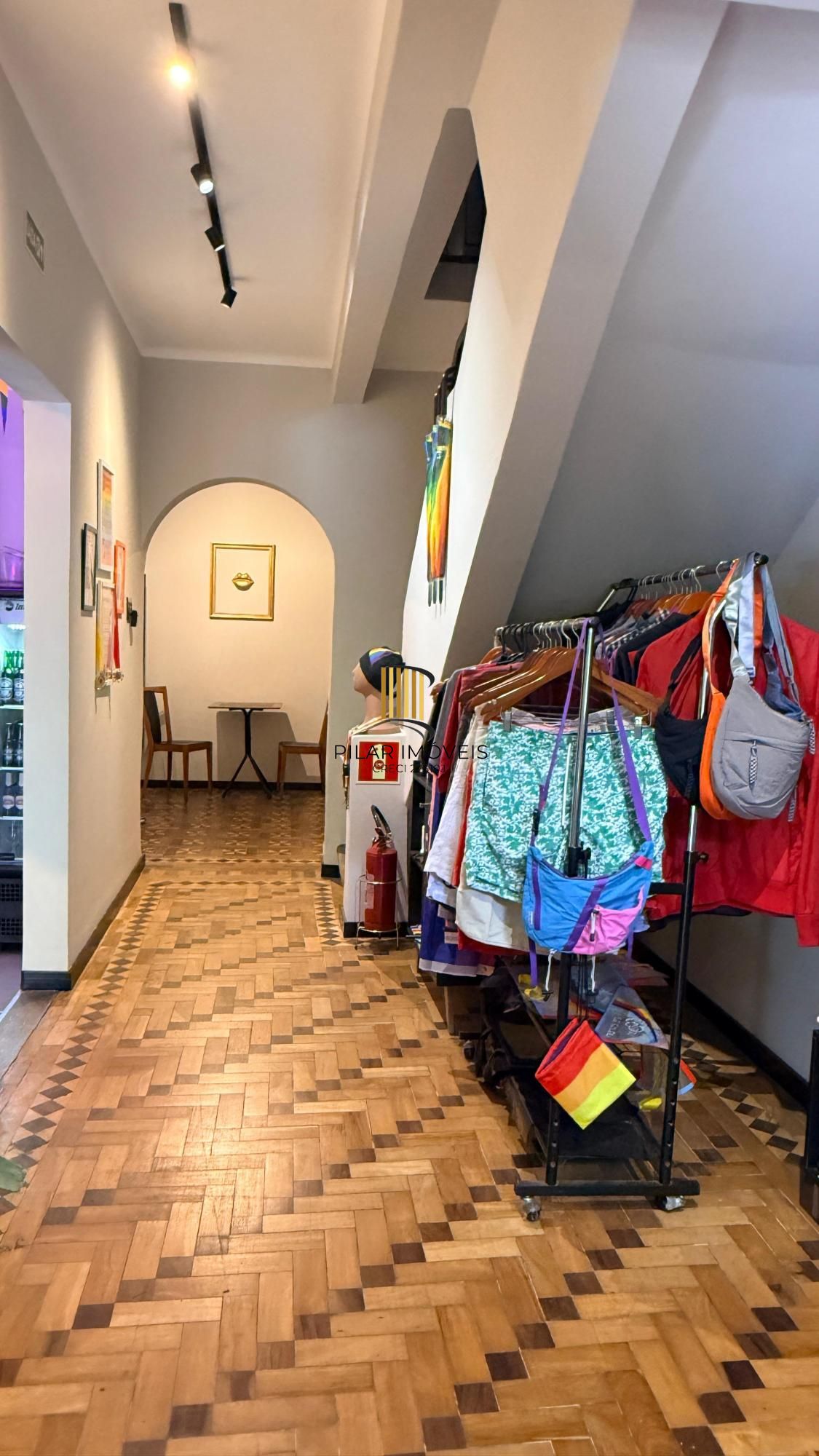 Prédio na Andre da Rocha com garagem