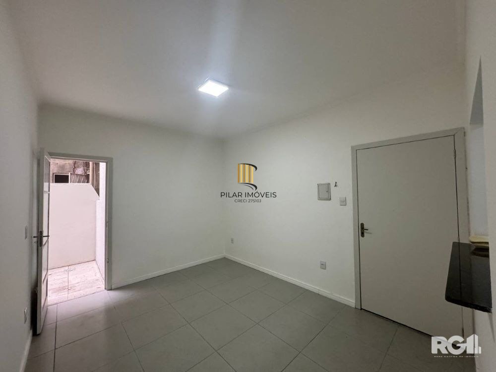 Apartamento GARDEN com dois pátios  privativos,  1 dormitório, sala, cozinha, 1 banheiro   na Av. Getúlio Vargas
