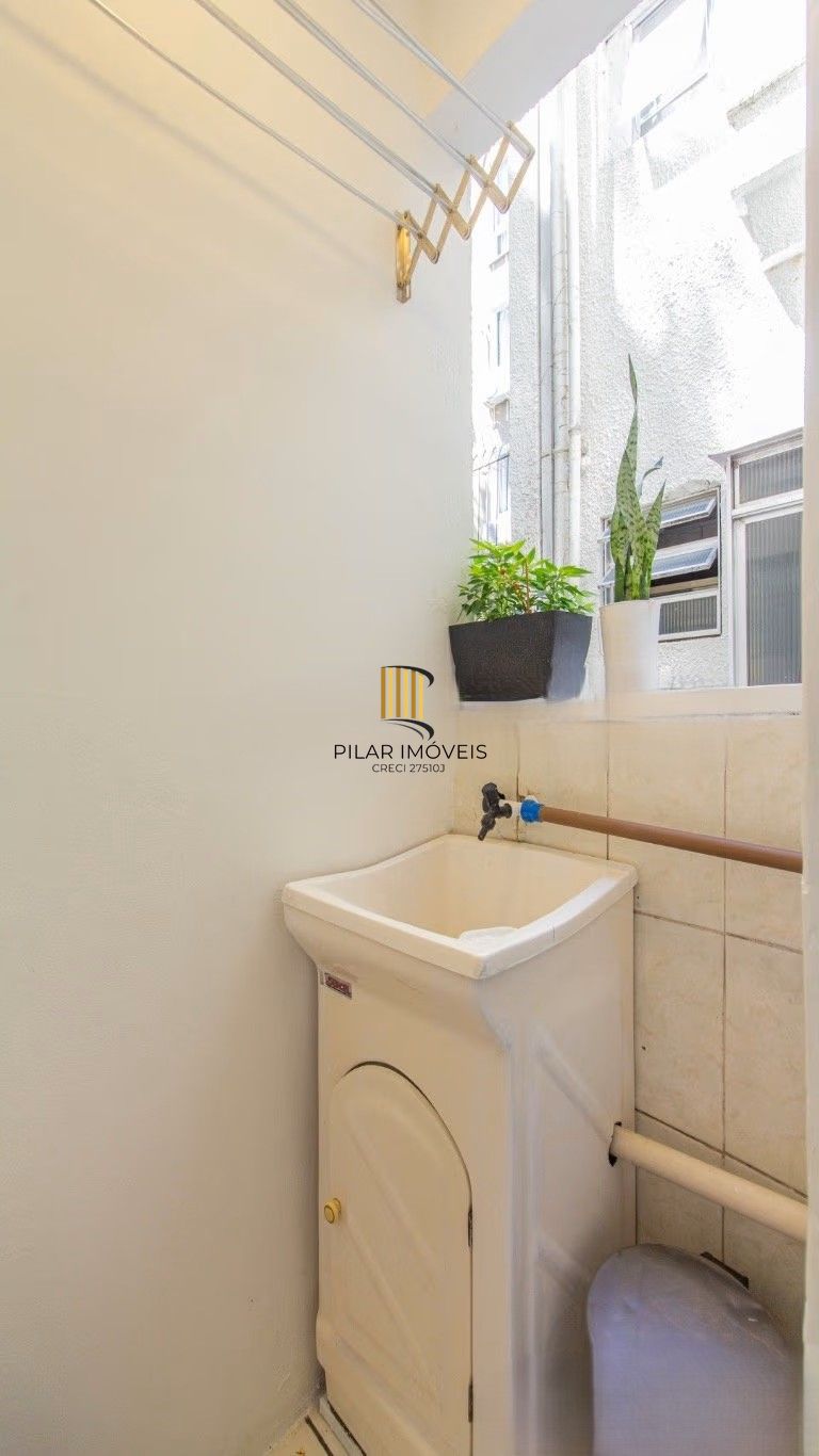 JK reformado e mobiliado a 100m da UFRGS - Rua Desembargador André da Rocha