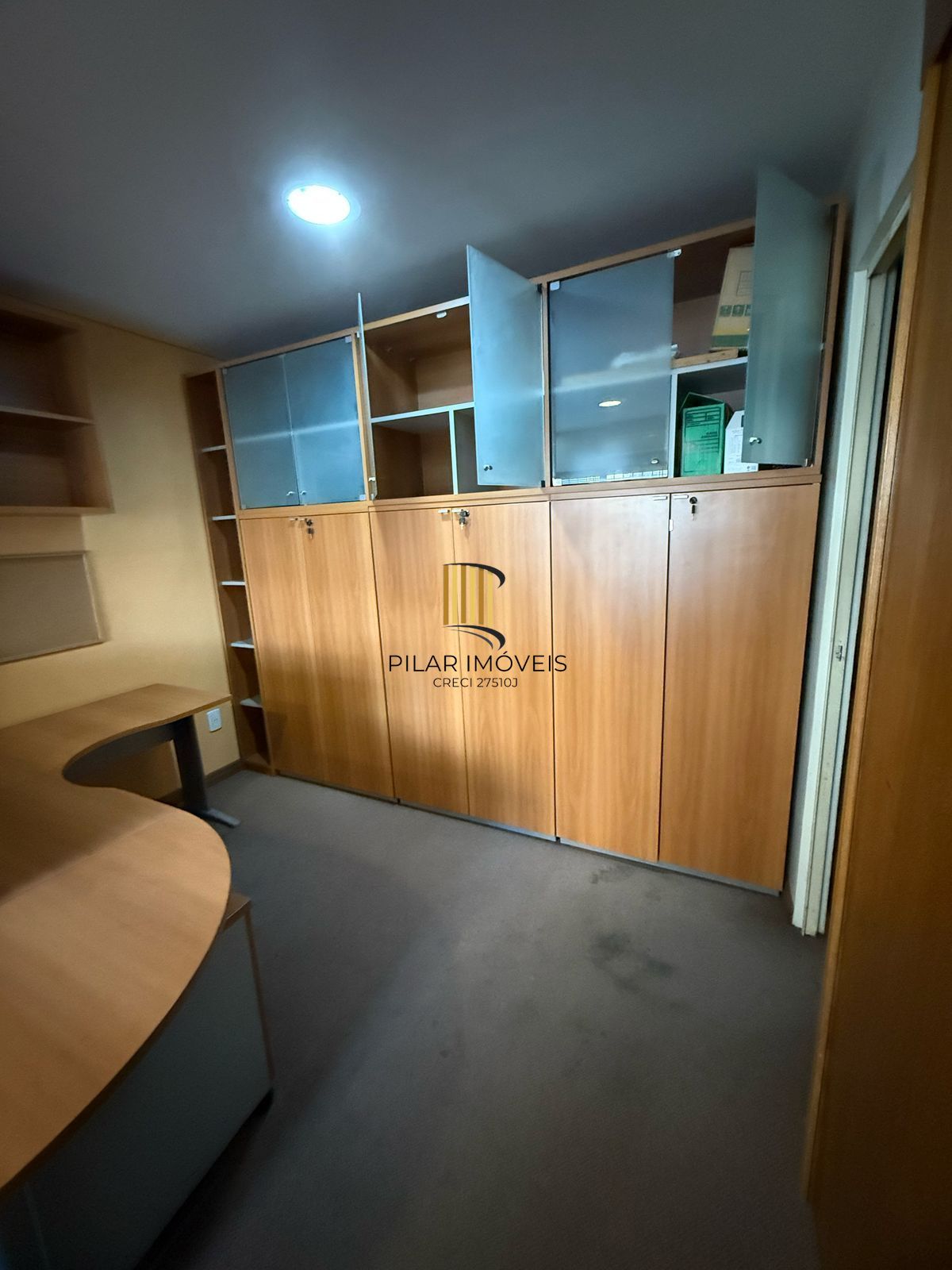 Sala comercial duplex com 71m², 2 banheiros e mobiliada na Cidade Baixa