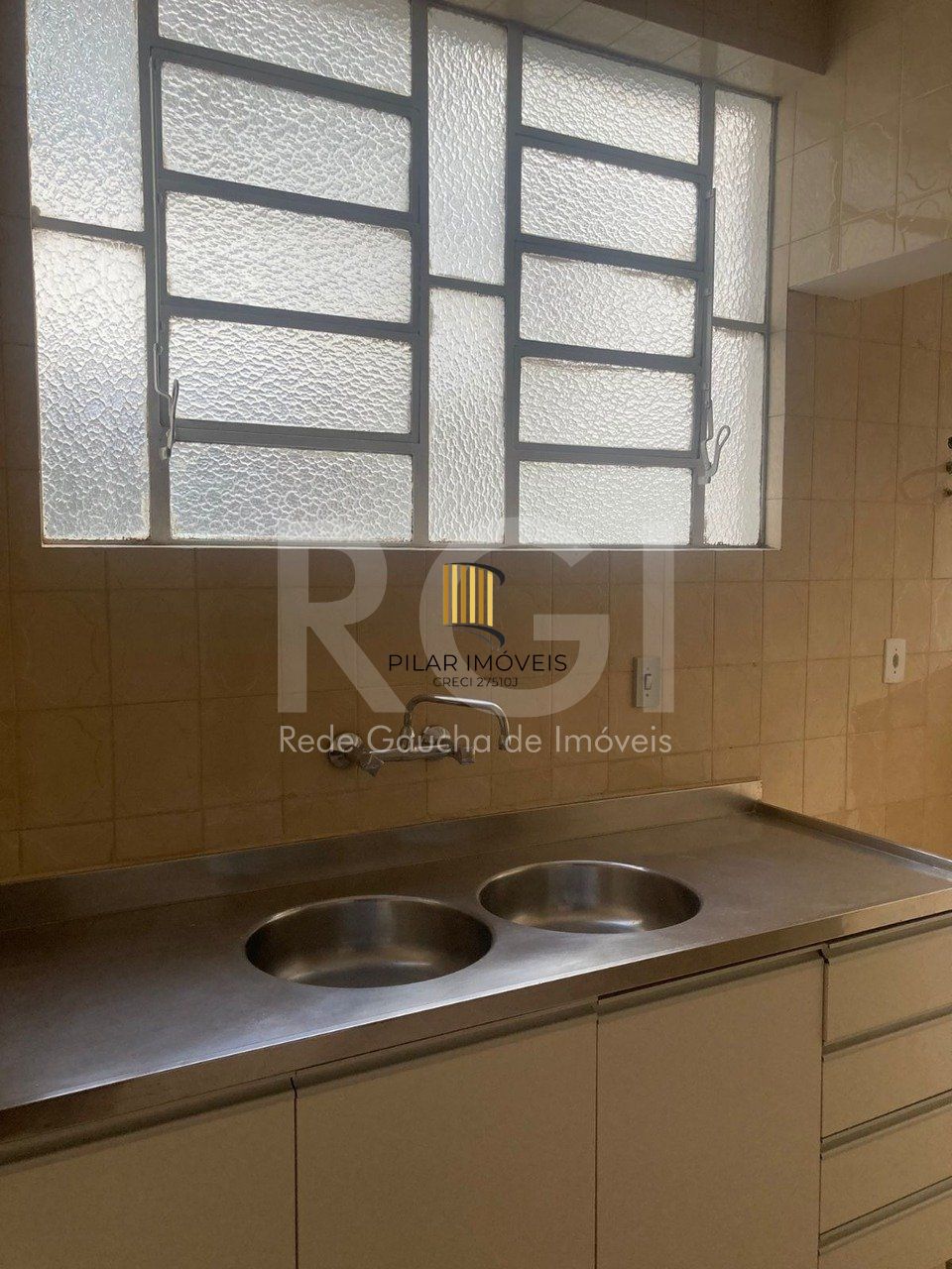 Ampla apartamento 3 dormitorios,living 2 ambientes na Cidade Baixa, com 2 garage