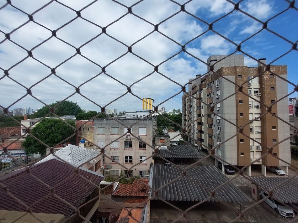 AMPLO APARTAMENTO 1 DORMITÓRIO COM VAGA COBERTA