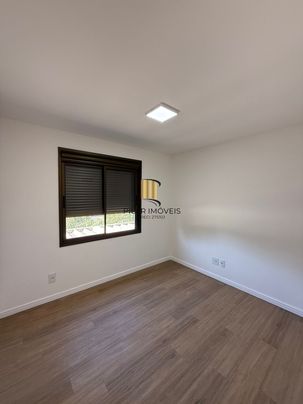 Apartamento desocupado com 2 quartos, sendo 1 suíte, 2 banheiros e garagem coberta escriturada.
