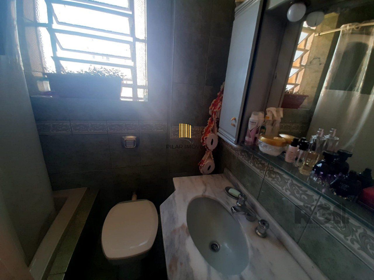 Apartamento 2 dormitórios, com dependência, de frente a fundos, com sacada, bair