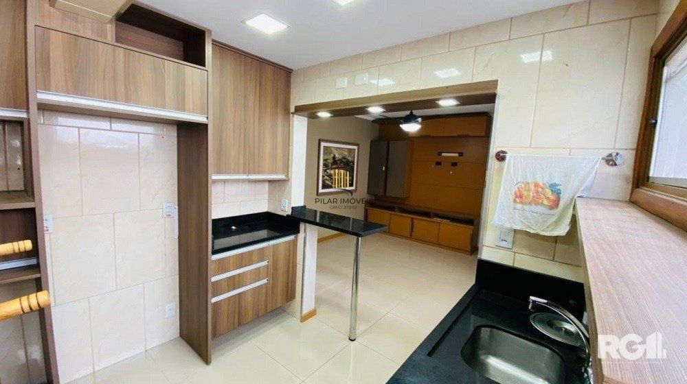 Apartamento de 2 dormitórios, frente, reformado na Cidade Baixa