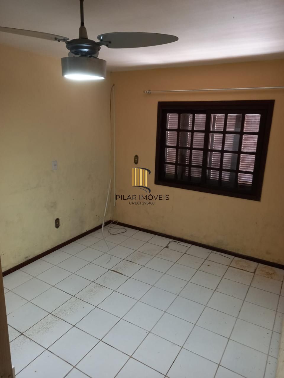 Casa residencial com 4 quartos, 3 banheiros e 1 suíte.