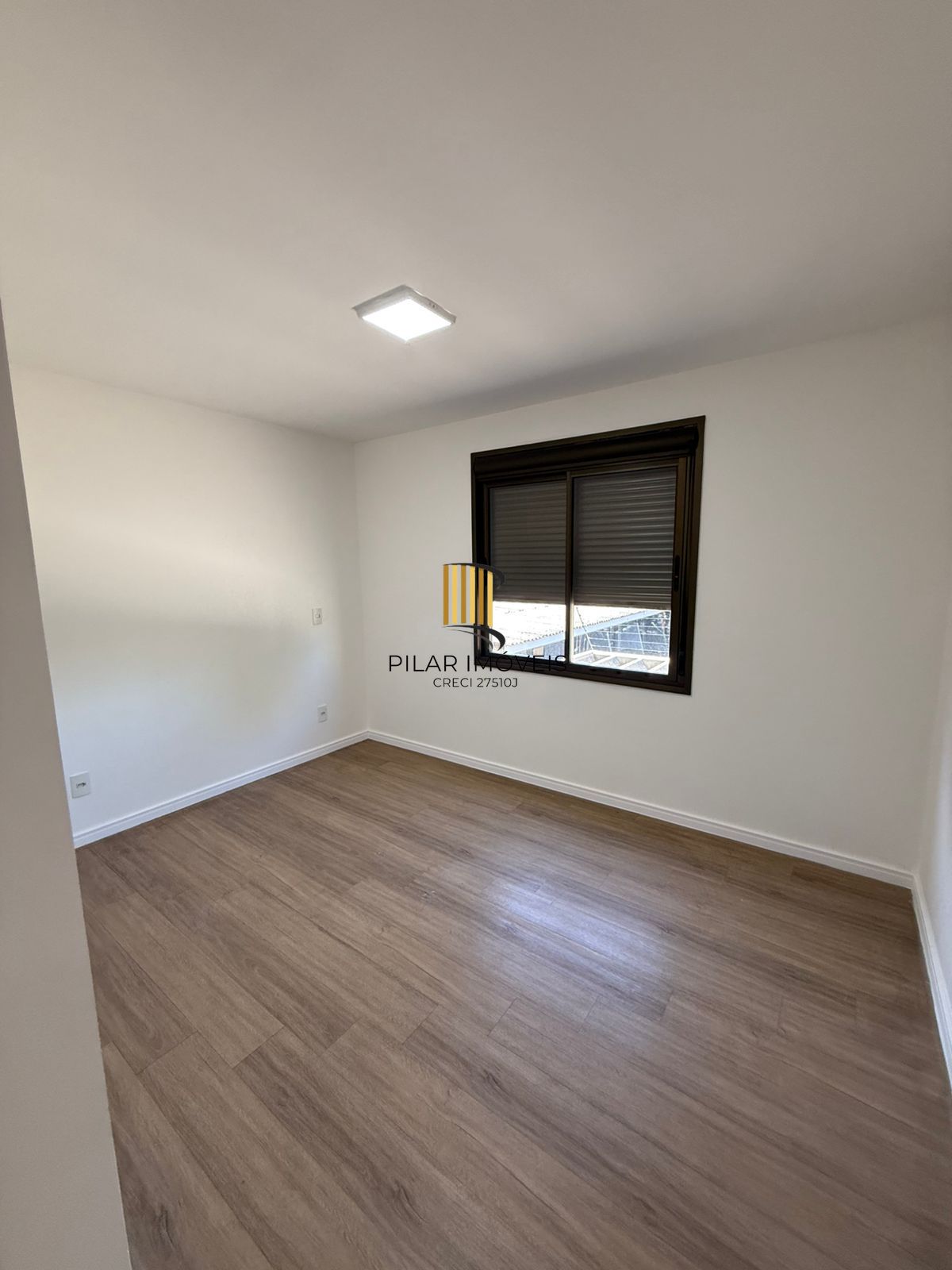 Apartamento desocupado com 2 quartos, sendo 1 suíte, 2 banheiros e garagem coberta escriturada.