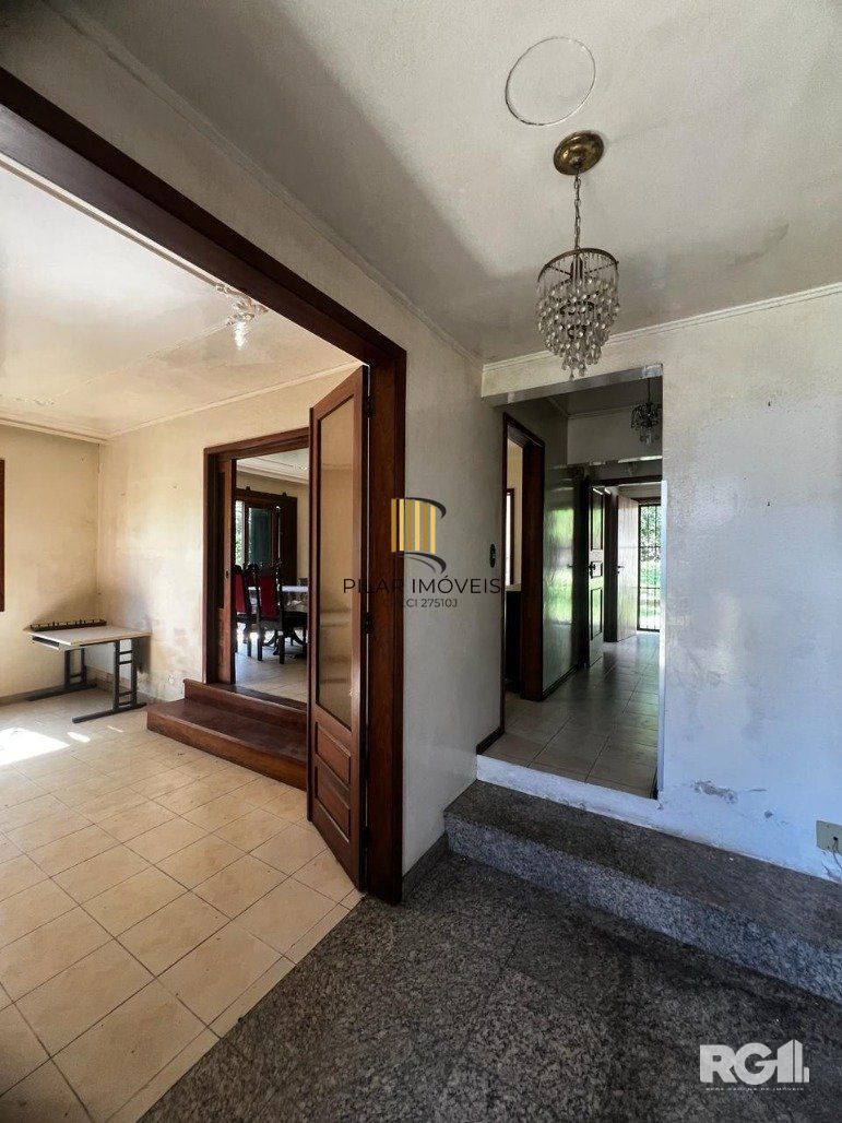 Casa com 351,60m2 de área construída em propriedade de 743m2 no Bairro Jardim Carvalho.