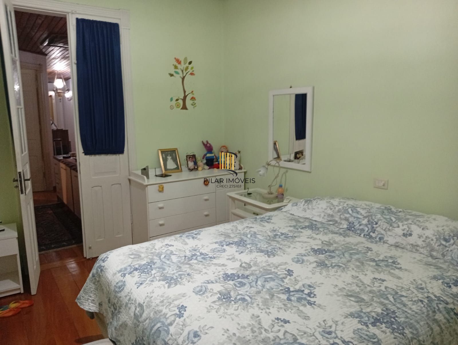 Casa com 5 quartos , 7 banheiros e pátio!