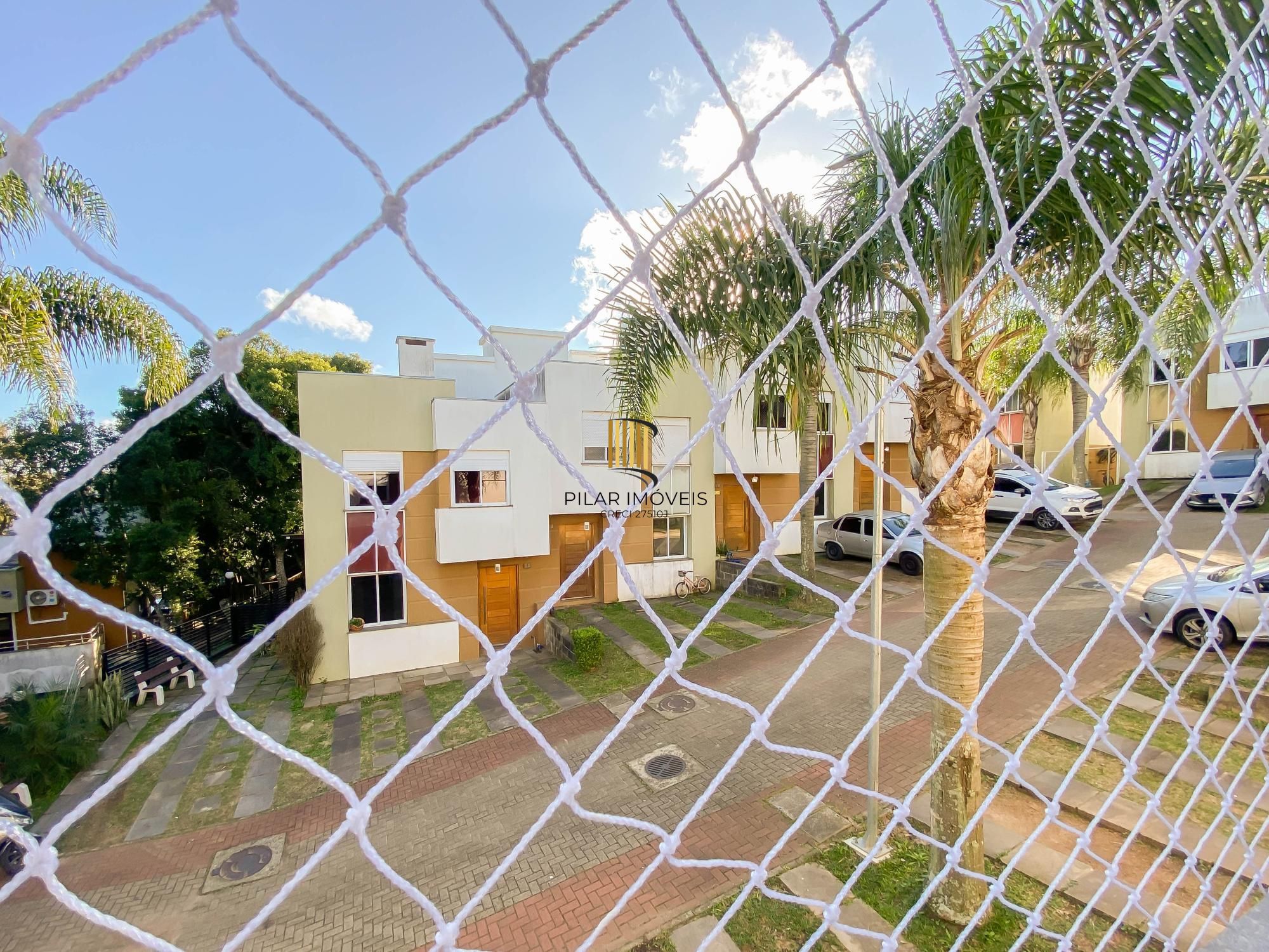Casa semi-mobiliada à venda em condomínio fechado com 3 dormitórios e suíte