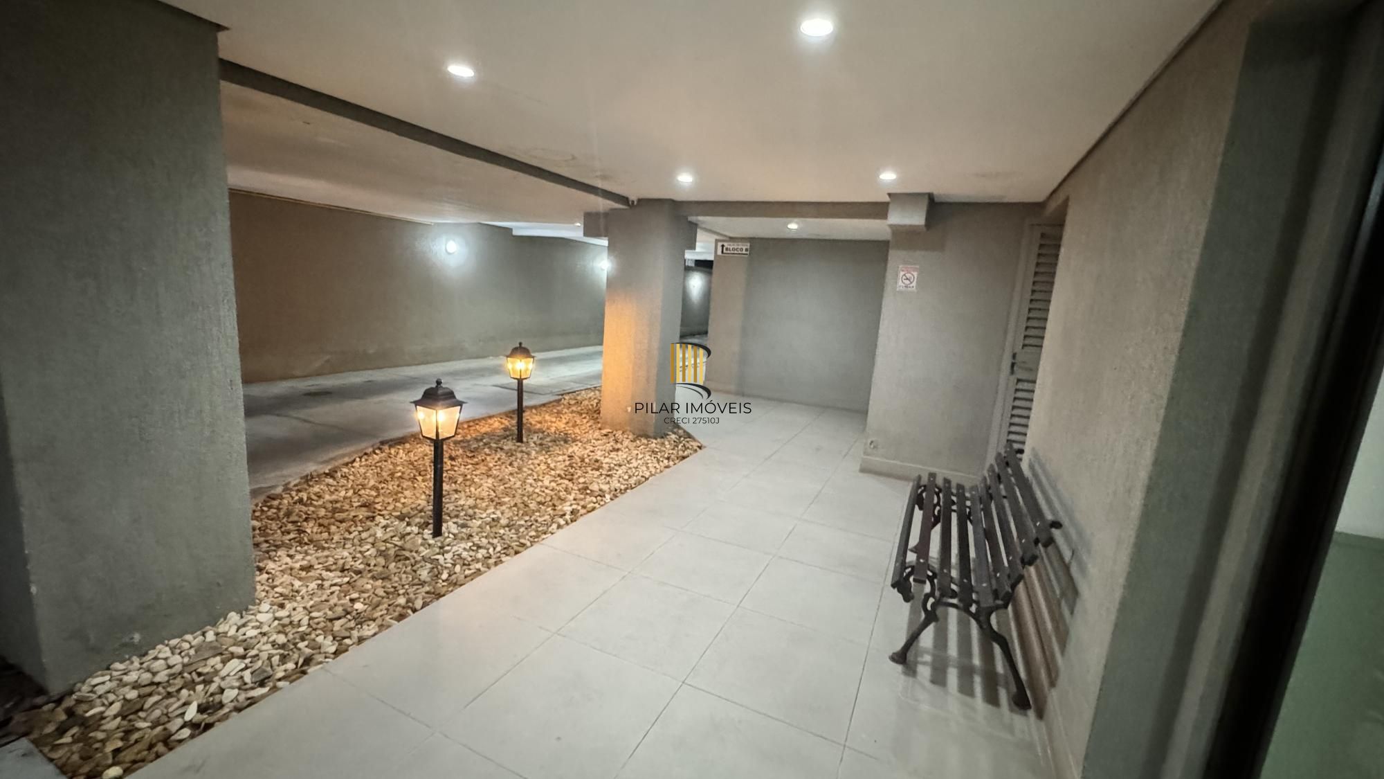 Apartamento desocupado com 2 quartos, sendo 1 suíte, 2 banheiros e garagem coberta escriturada.