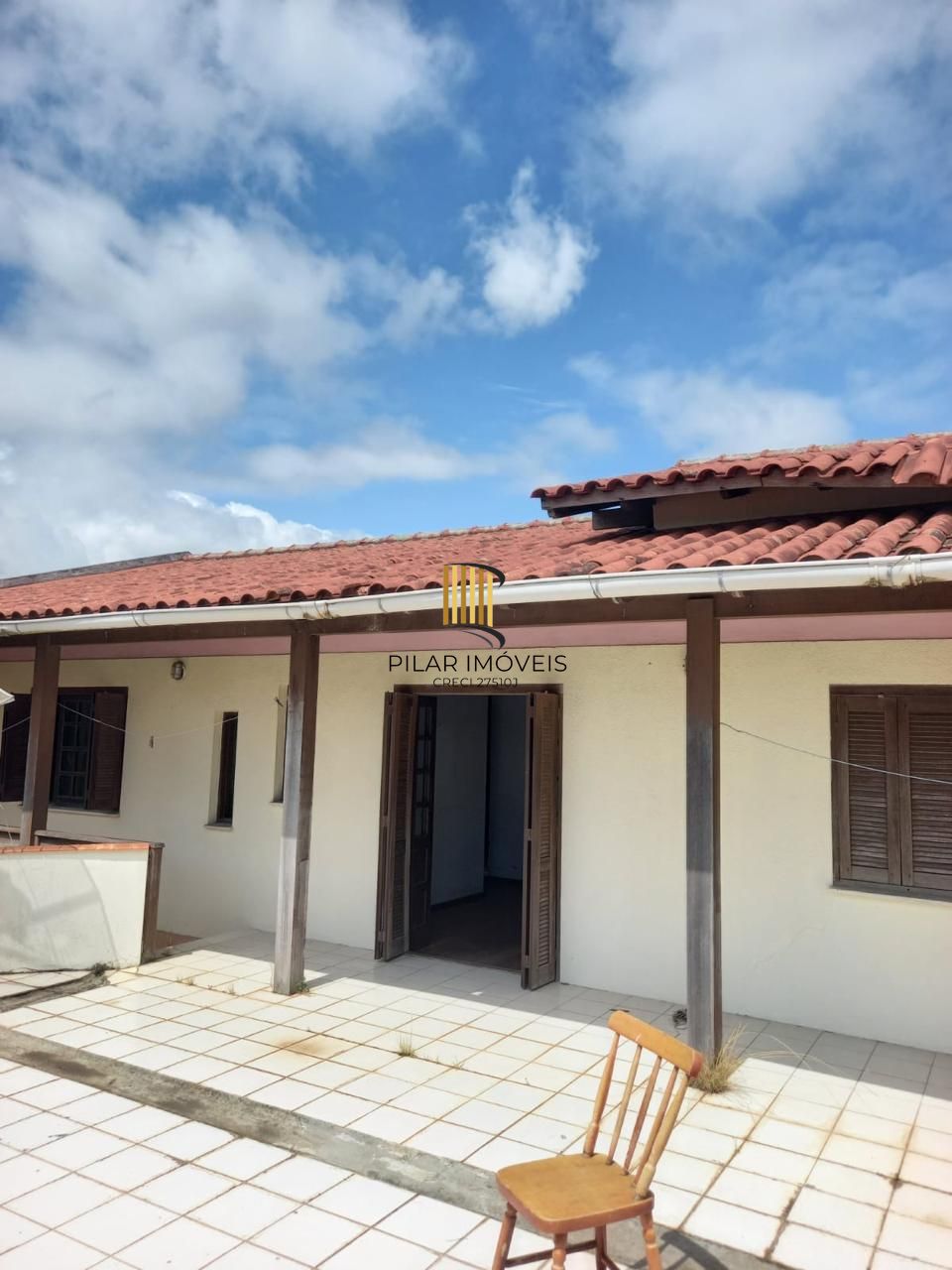 Casa residencial com 4 quartos, 3 banheiros e 1 suíte.