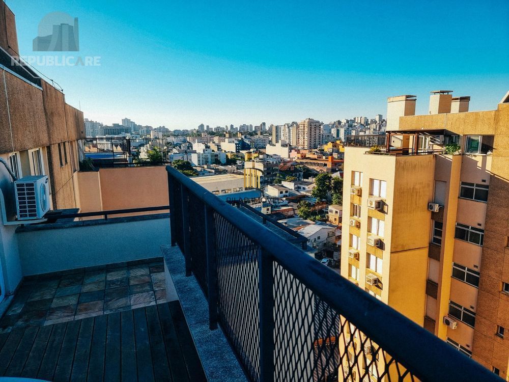 Cobertura de 3 Dormitórios com Suíte e Terraço em Porto Alegre