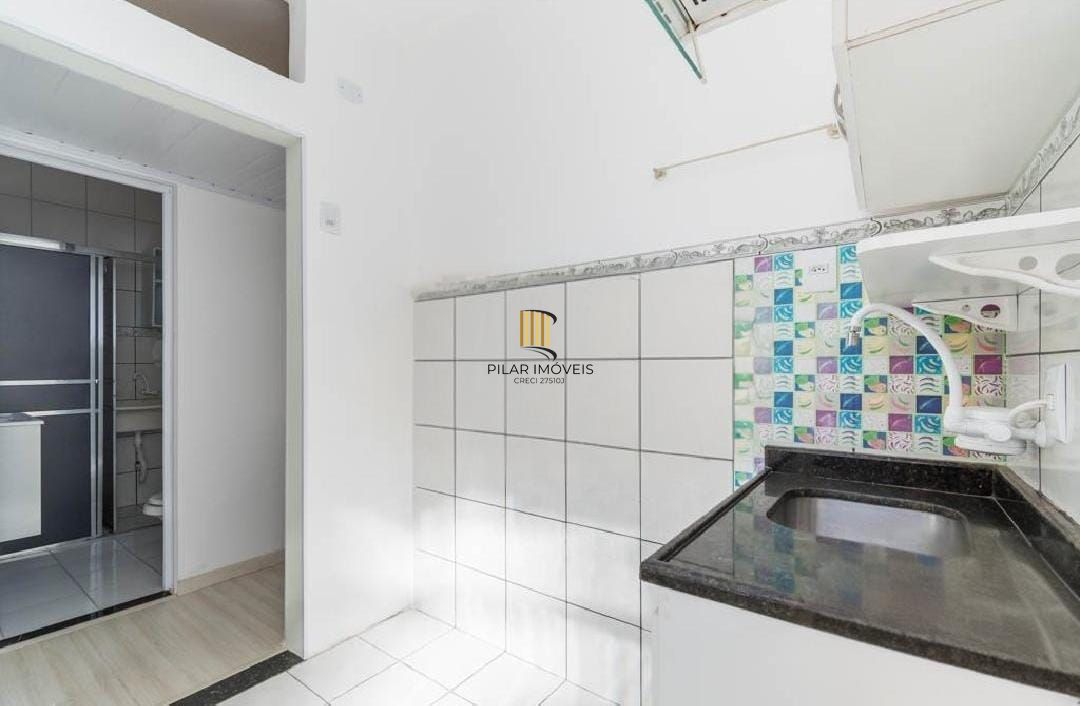 Apartamento amplo e arejado, com excelente iluminação natural e ventilação cruzada.