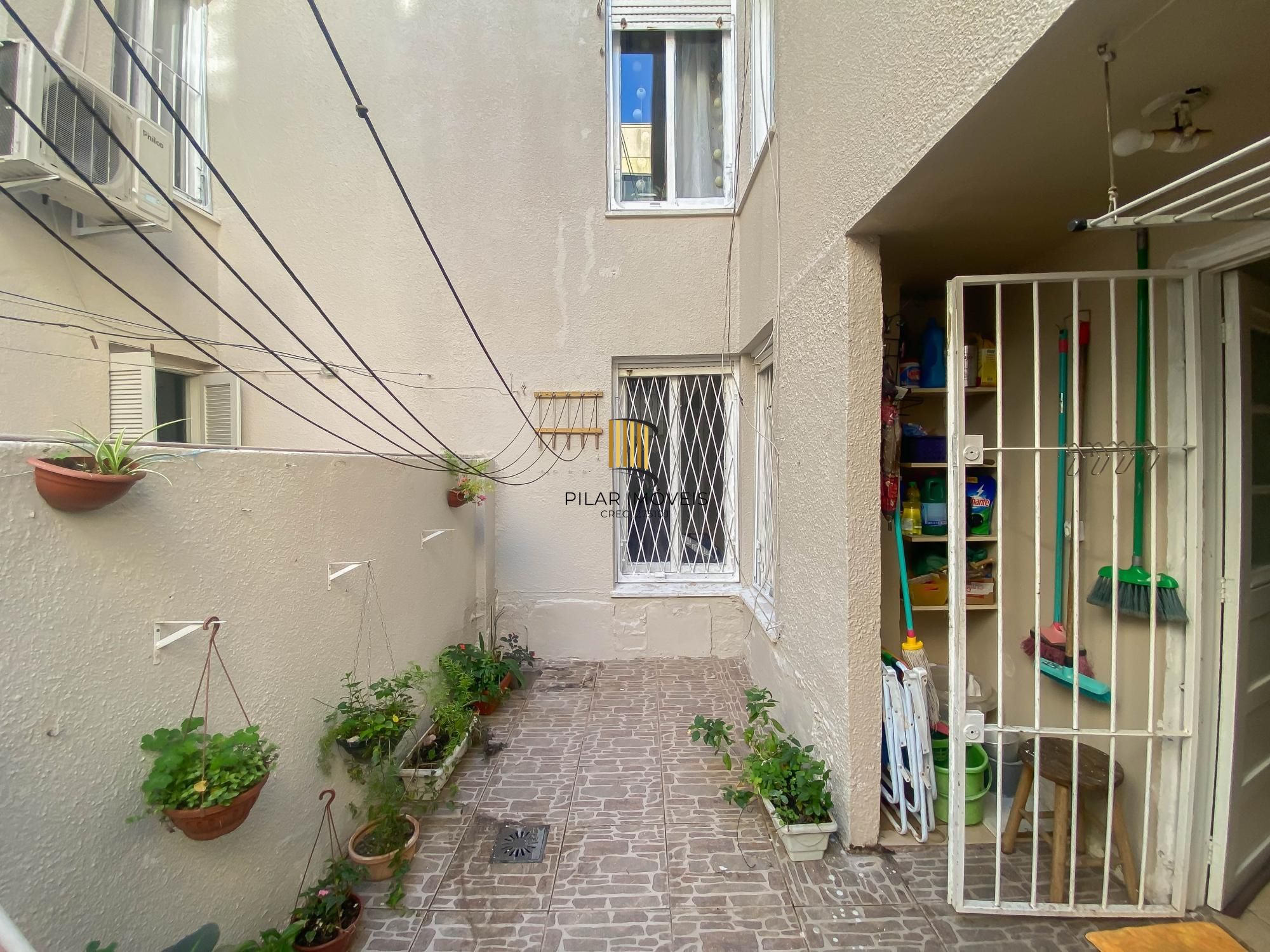 Apartamento térreo com pátio privativo e 1 dormitório no Menino Deus
