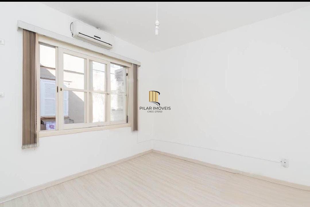 Apartamento amplo e arejado, com excelente iluminação natural e ventilação cruzada.