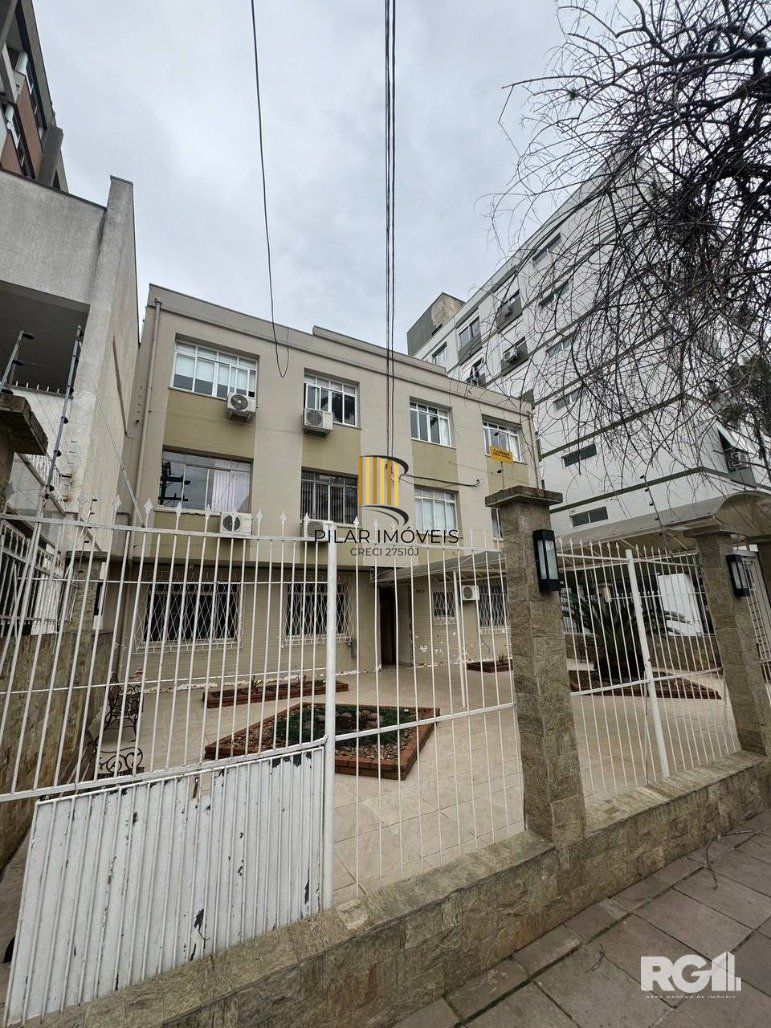 Apartamento GARDEN com dois pátios  privativos,  1 dormitório, sala, cozinha, 1 banheiro   na Av. Getúlio Vargas