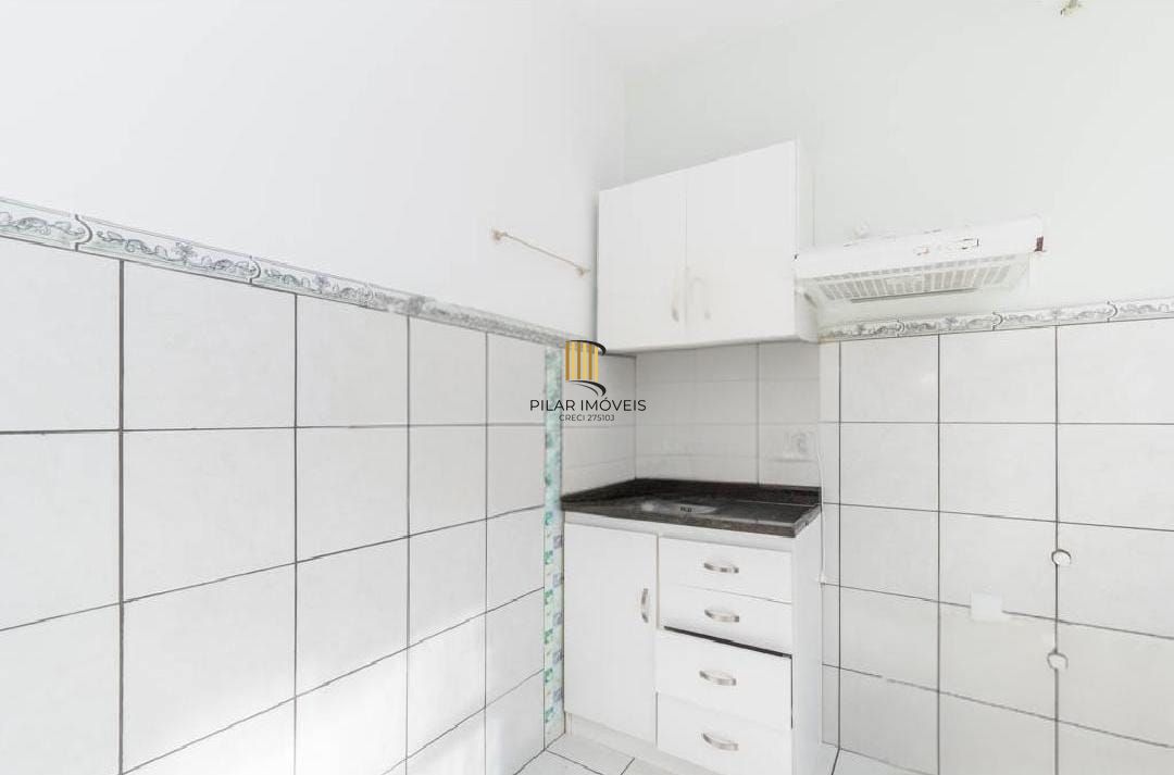 Apartamento amplo e arejado, com excelente iluminação natural e ventilação cruzada.