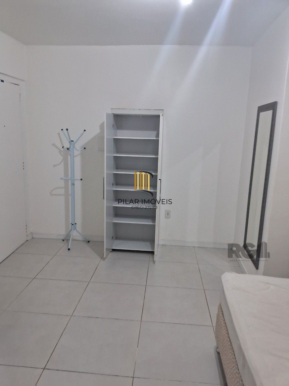 JK reformado na Cidade Baixa com portaria e elevador