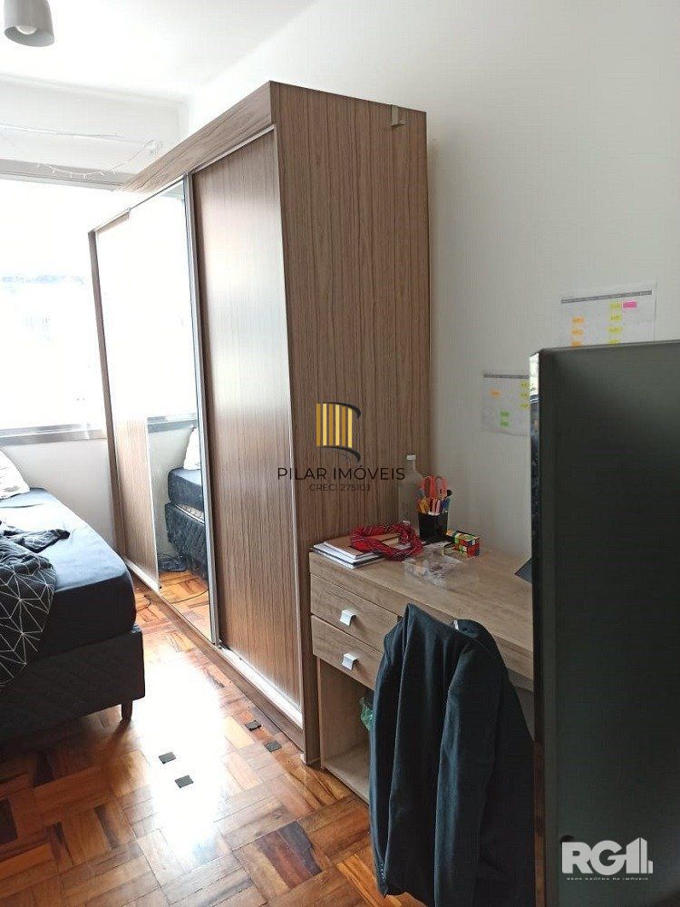 Apartamento à venda na Cidade Baixa – 2 dormitórios, de frente, com sacada integrada – Somente para investidor.