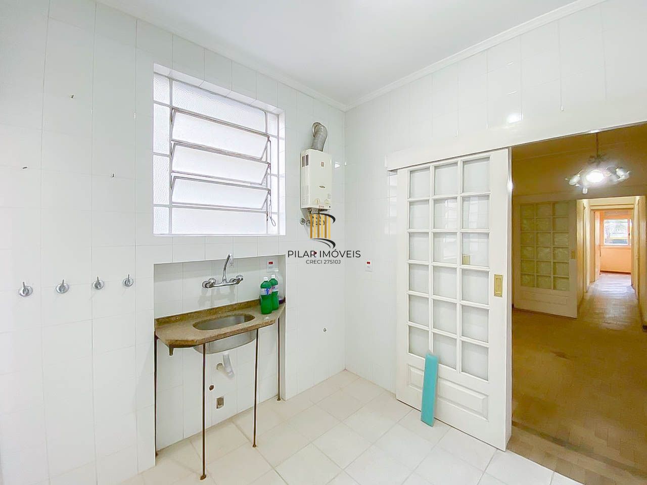 Apartamento amplo de 3 dormitórios, ensolarado, com portaria 24h próximo à UFRGS