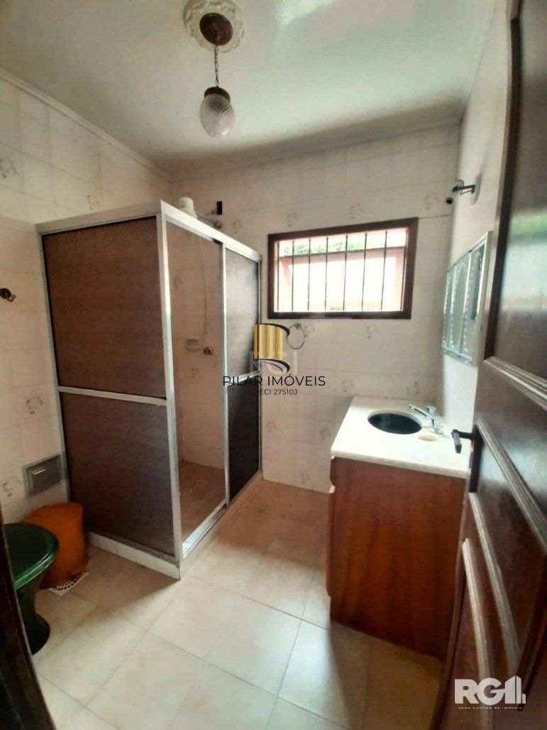Casa com 351,60m2 de área construída em propriedade de 743m2 no Bairro Jardim Carvalho.