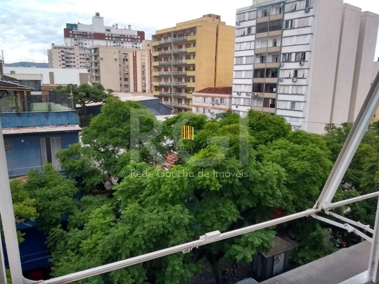 Apartamento JK  em andar alto no coração da Cidade Baixa