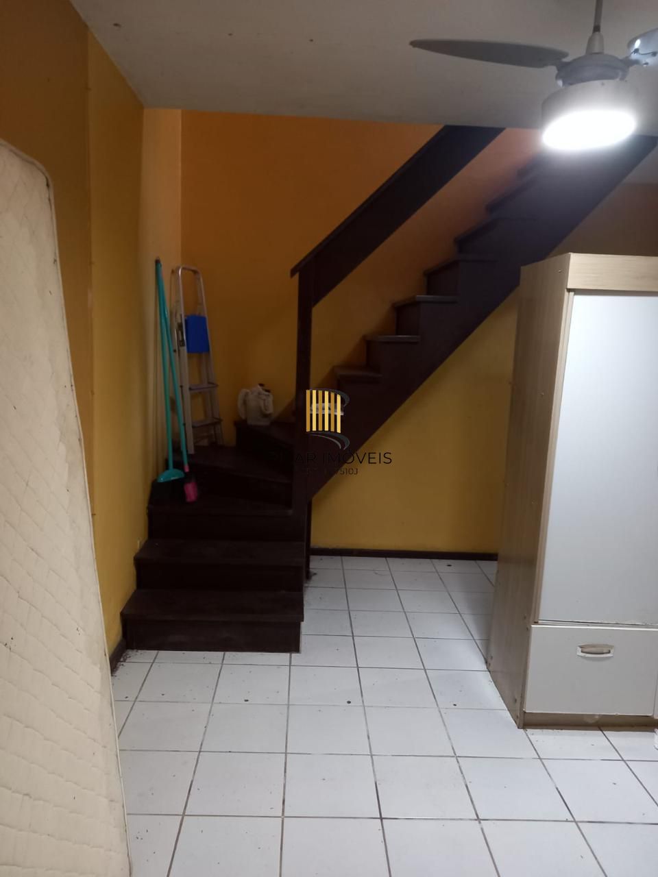 Casa residencial com 4 quartos, 3 banheiros e 1 suíte.