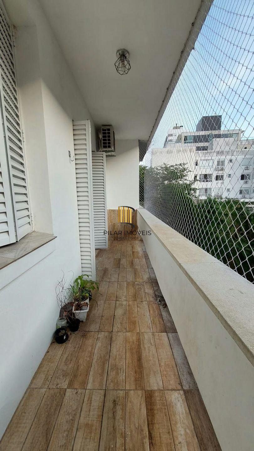 Apartamento Reformado de 2 Dormitórios com Sacada no Menino Deus, Porto Alegre