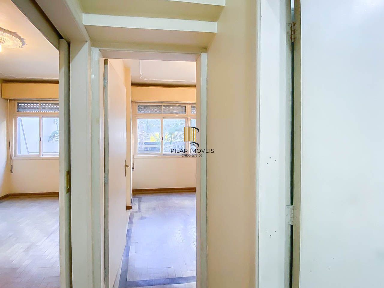 Apartamento amplo de 3 dormitórios, ensolarado, com portaria 24h próximo à UFRGS