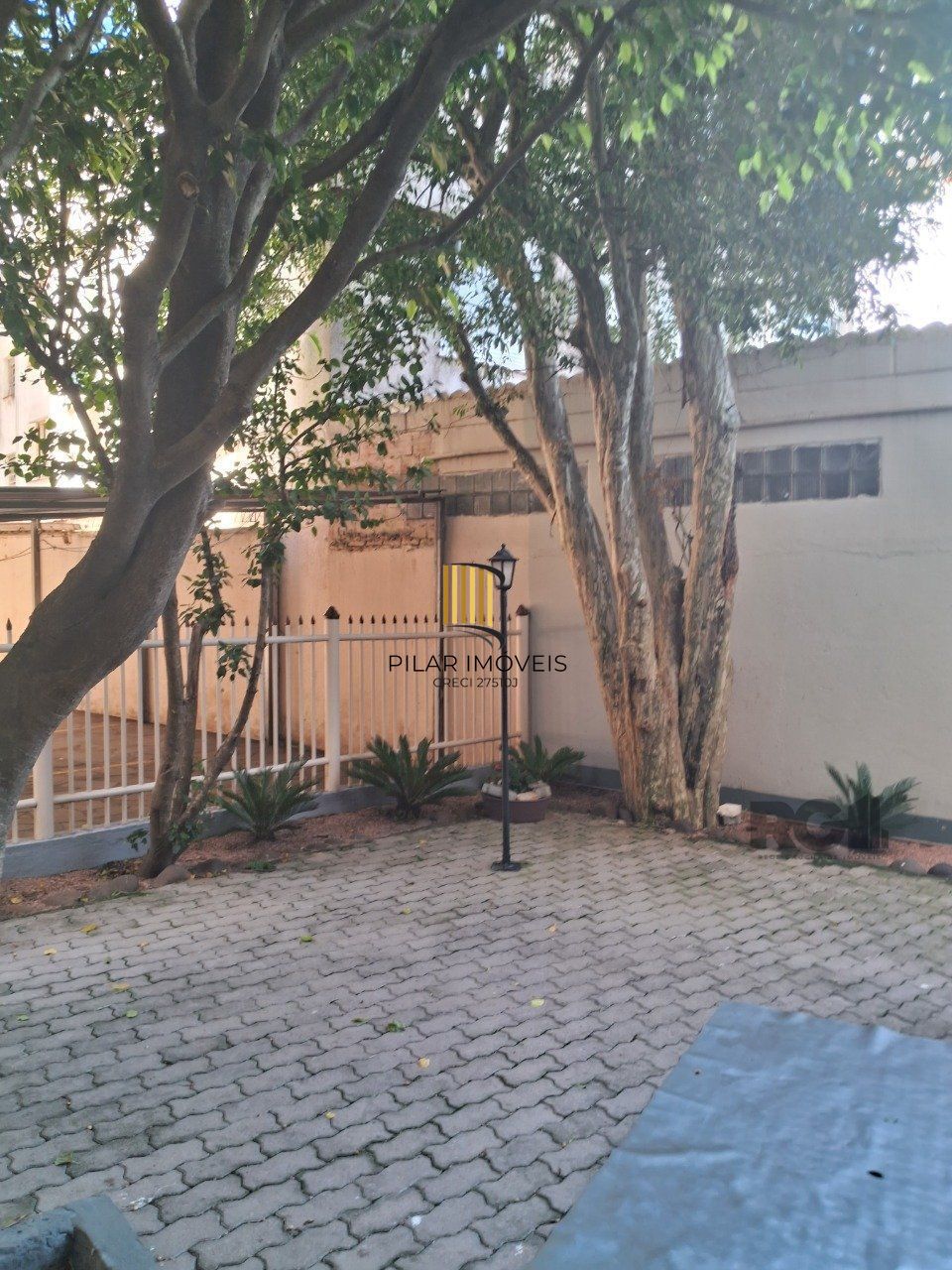 JK reformado na Cidade Baixa com portaria e elevador