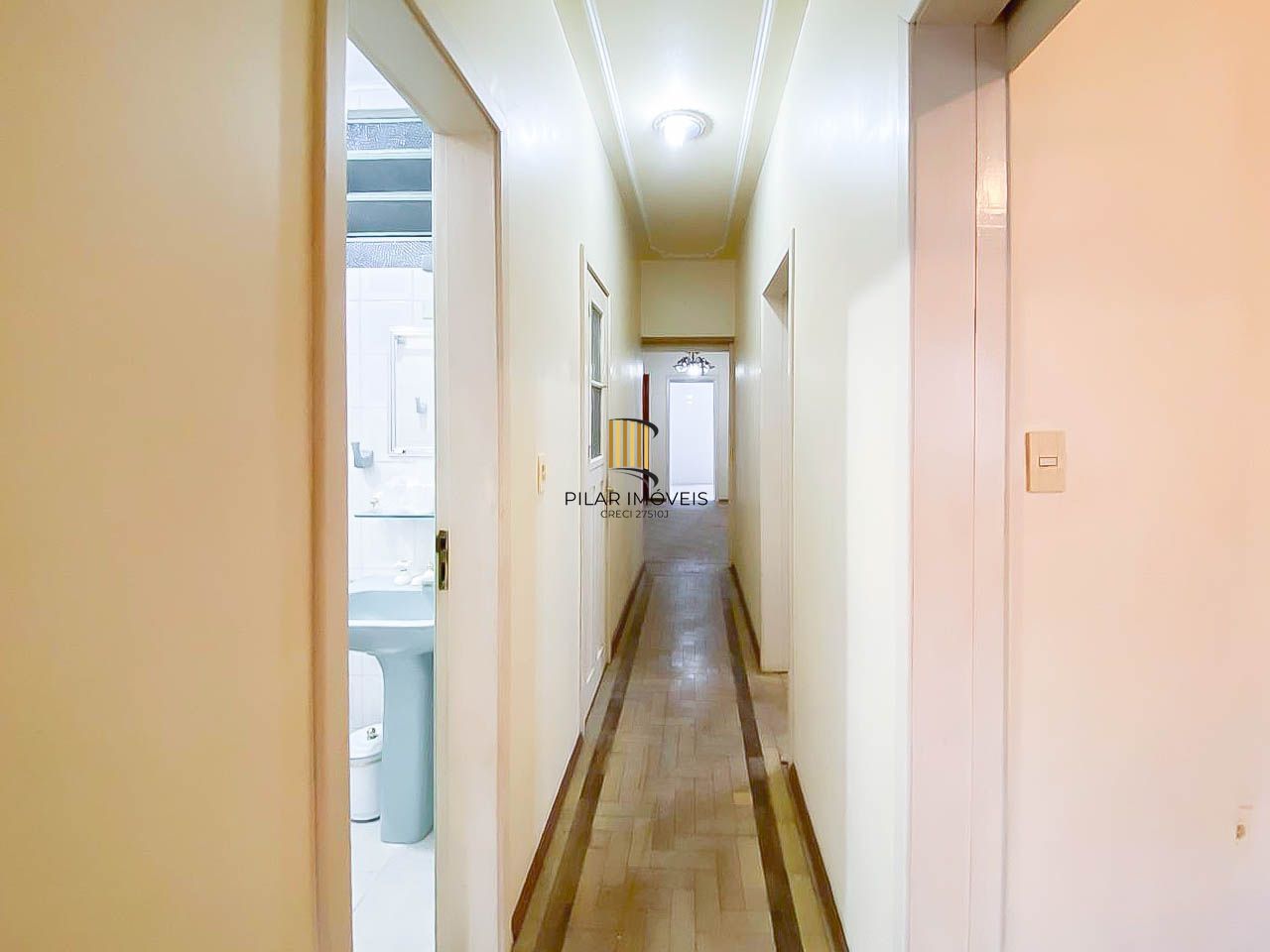 Apartamento amplo de 3 dormitórios, ensolarado, com portaria 24h próximo à UFRGS