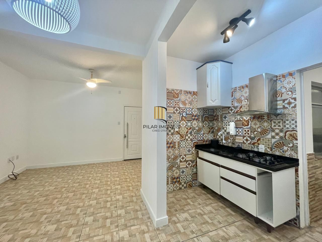 Parte da área externa que possui uma cobertura, após a venda, deve voltar a forma original, sem cobertura. Apartamento estilo garden com área externa privativa, 02 quartos com ventilador de teto, livi