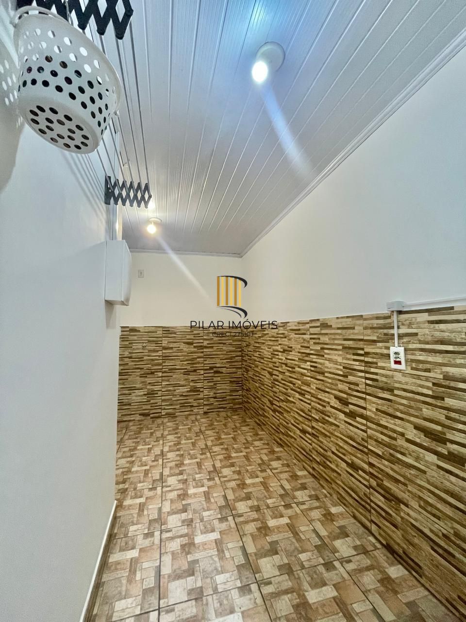 Parte da área externa que possui uma cobertura, após a venda, deve voltar a forma original, sem cobertura. Apartamento estilo garden com área externa privativa, 02 quartos com ventilador de teto, livi